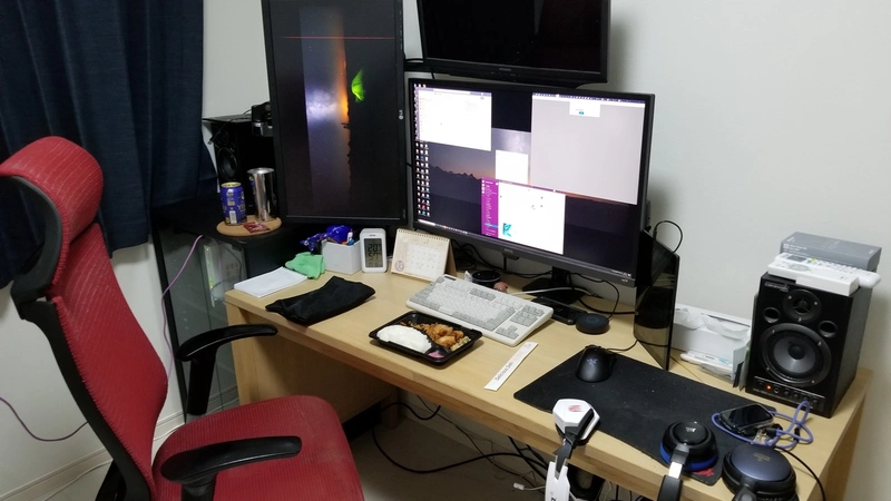 自宅のPC周りの環境。
ごくオーソドックスな形になっているはず。。