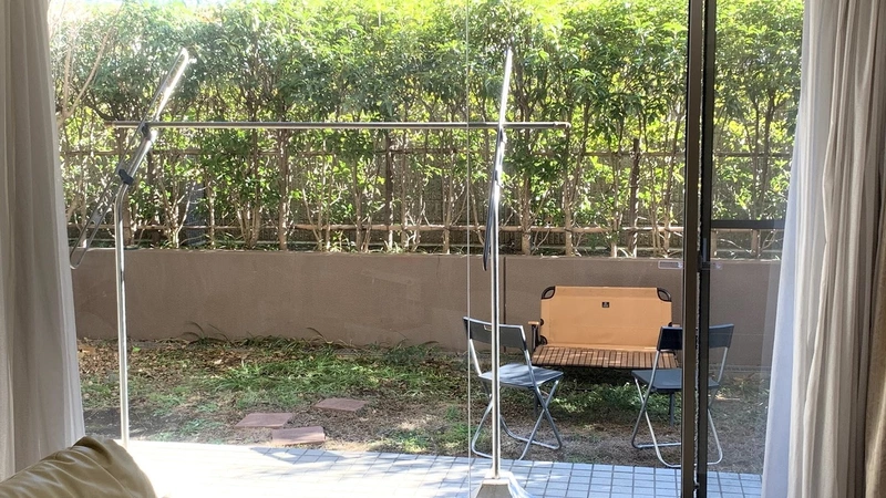 武蔵浦和のマンションでも自然を取り入れたく、1階の庭でキャンプごっこなど。窓が広くてとてもいい物件。
