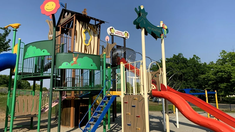 川越市運動公園にある大型遊具です。かなり高くて遊び甲斐があります。この奥には芝生の広場があり、サッカーなどをして遊ぶ家族がたくさんいます。