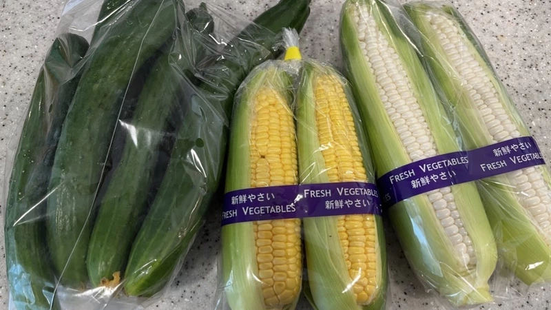 ご近所の畑で買うとうもろこし。おまけのきゅうりの量がすごい