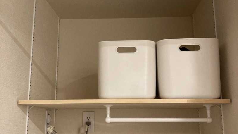 洗面所の半DIY可動棚です。
部品の調達と計測は自分でやって、穴を開けるのは工務店さんにやってもらいました。なので半DIYです。
分譲の醍醐味はこうやって家をカスタマイズできること。賃貸のころからこういうことをしたかったので、今は楽しんでやっています。