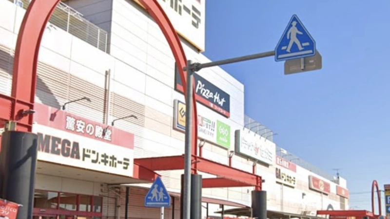 買い物するなら東口！東武マイン（地上2階地下1階）が駅の目の前に、駅から5分ほど歩けばメガドン・キホーテ（元々は長崎屋のショッピングモールだった建物。でかい。）があります。