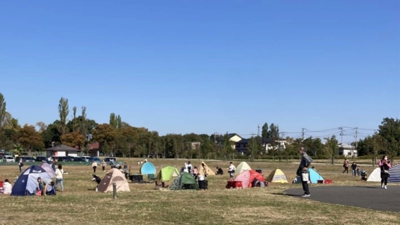さいたま市はちょっと足を伸ばすと大きな公園がいっぱいあるのでいろんな公園を開拓するのが楽しいです。子供ものびのび遊んでいます。テントも買いました！