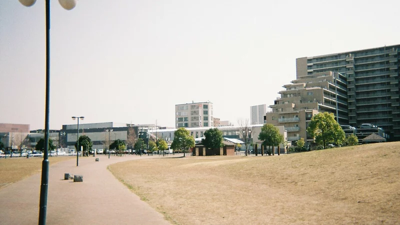 駅直結の公園「見田方遺跡公園」。休日になると子どもたちやファミリーが各々の時間を楽しんでいます。
