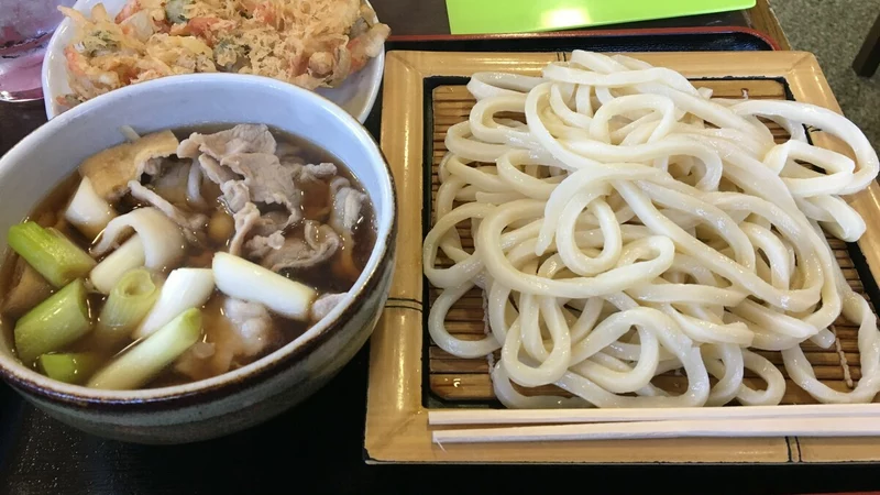 さいたま市西区にあるイチオシのうどん屋、藤店（ふじだな）の肉汁うどん。この量で1番小さい中です。（トッピングかき揚げ）