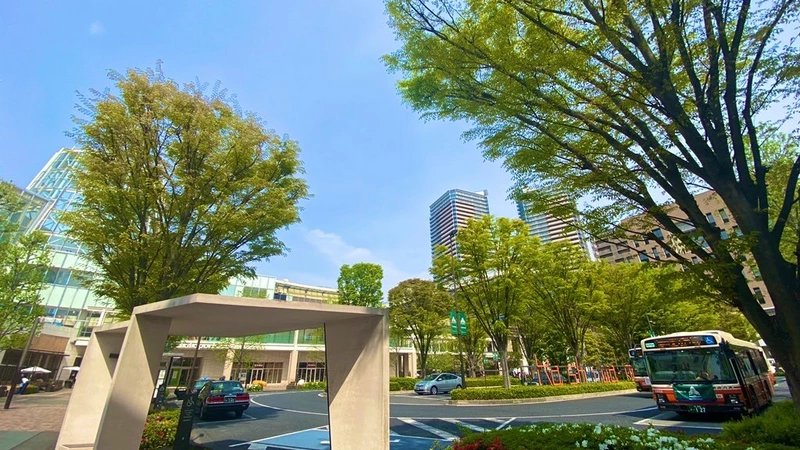 柏の葉キャンパス駅の西口はららぽーとなどの商業施設が集積していて賑わっています。