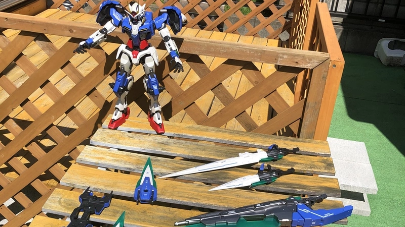庭でガンプラ。自作のウッドデッキ 。